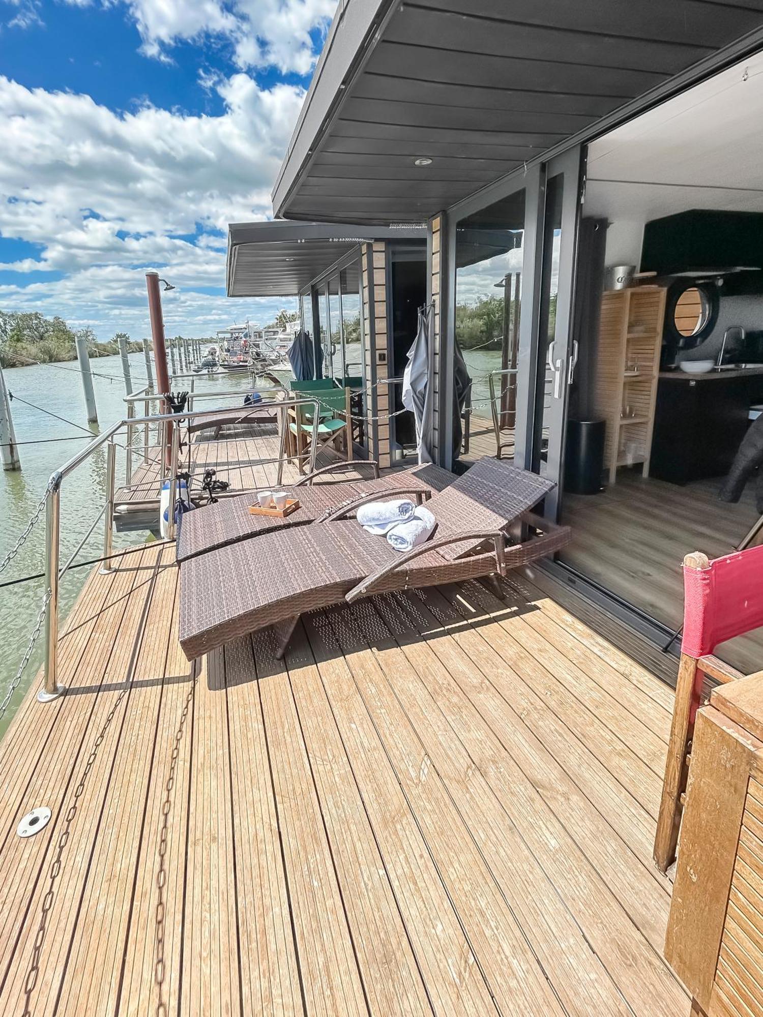 Bord Du Canal Du Rhone A Sete Sur "Cesar" Vauvert Eksteriør bilde